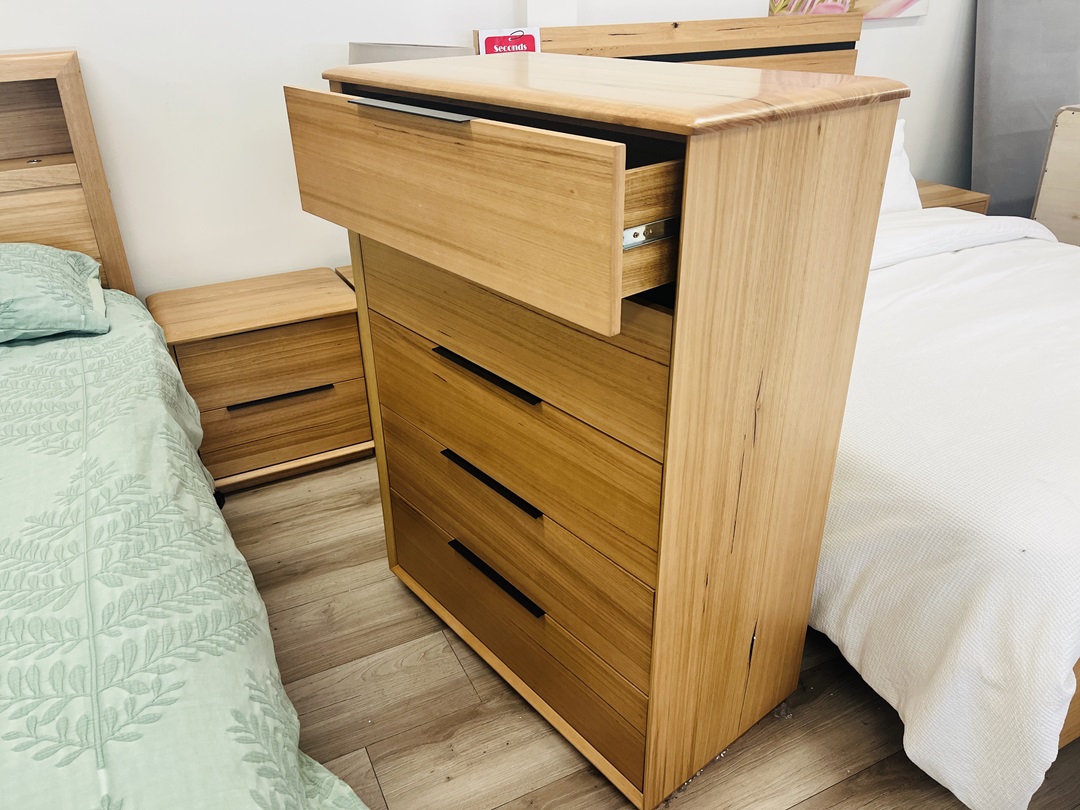 Natural Tmber 4pc Queen Suite with Light & USB Port 3