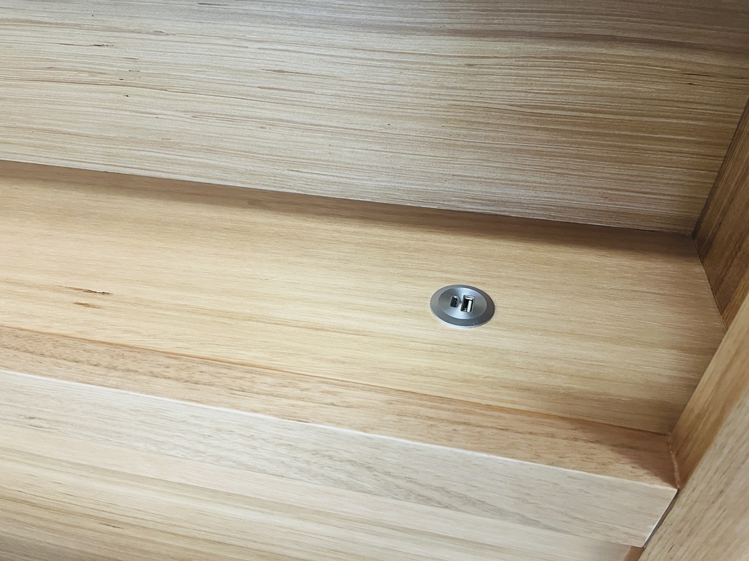 Natural Tmber 4pc Queen Suite with Light & USB Port 4