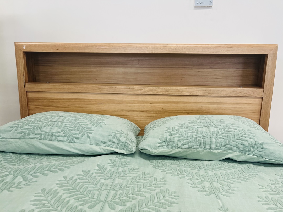 Natural Tmber 4pc Queen Suite with Light & USB Port 6